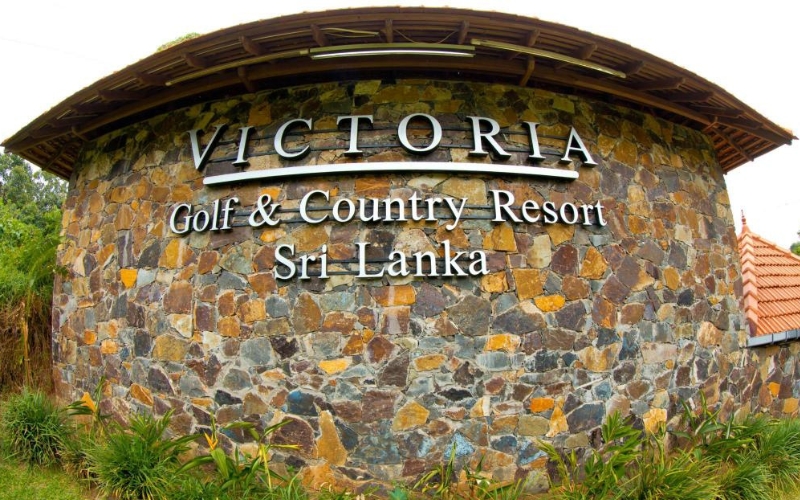 Play golf at Victoria Golf Club