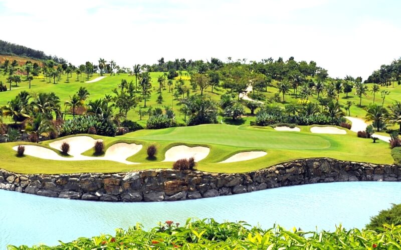 Play golf at Palm Resort Golf & Country Club