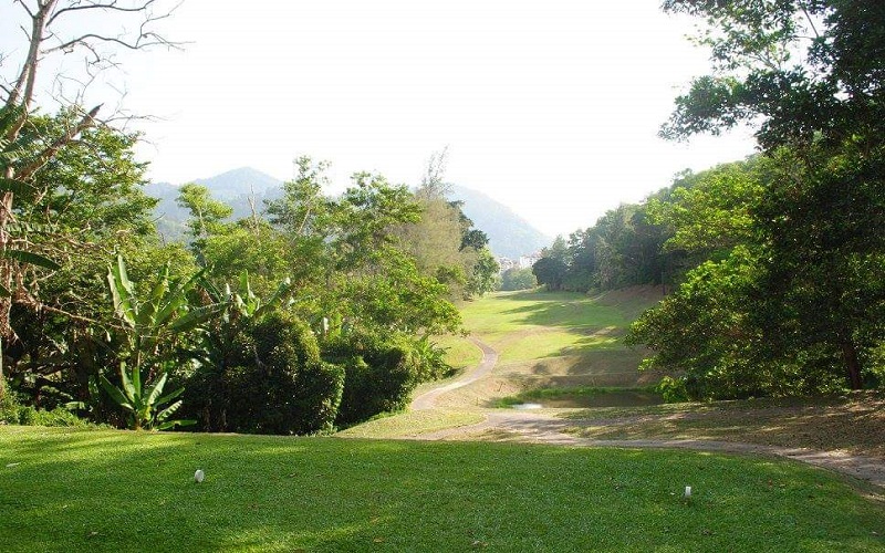 Play golf at Selesa Golf Course