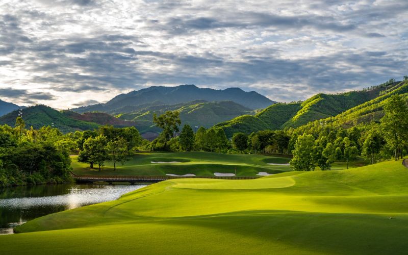 Discover the ultimate 12-day Vietnam luxury coastal golf experience. Play premier courses from Hanoi to Saigon with luxury accommodations. 