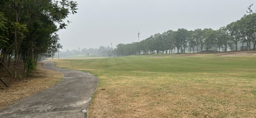 In my own experience, I put it through its paces on a cloudy day with dim lighting and heavy fog rolling across the course.