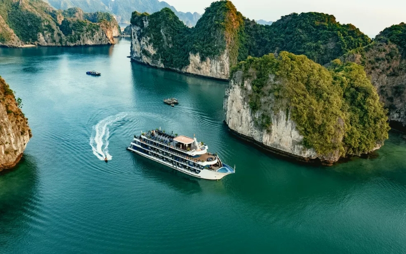 A day cruise at Ha Long Bay