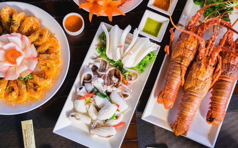 A table with a variety of fresh seafoods for dining in ha long bay 