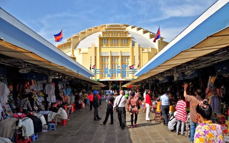 The Central Market is one of the most popular places to buy souvenirs