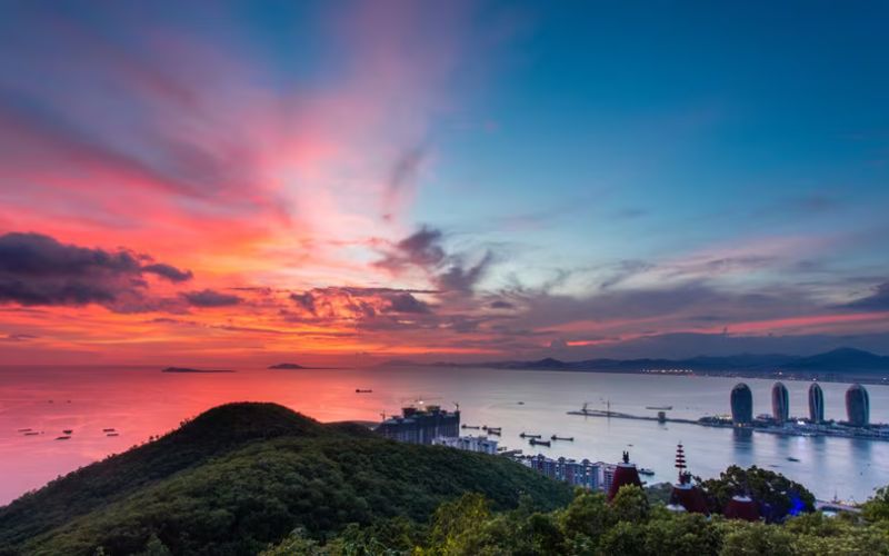 Spectacular sunset at Luhuiton Peninsula