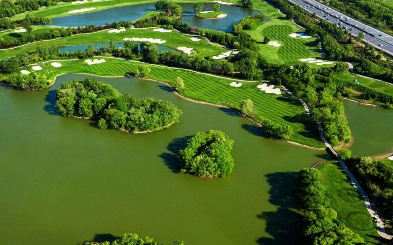 Beautiful courses in Henan, with lush green fairways interpose lakes