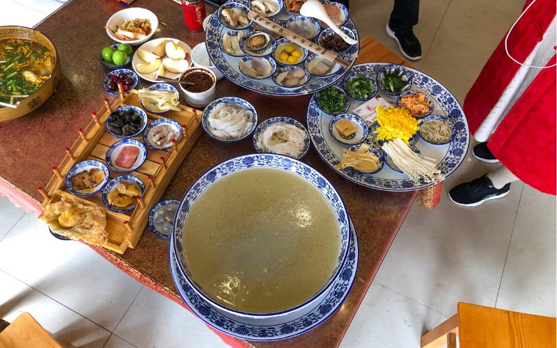 Yunnan local cuisine - Guoqiao Mixian (crossing the bridge noodles)