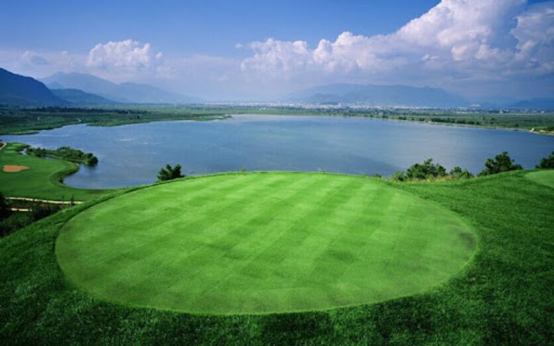 Lijiang Ancient Town Lakefront Golf Club