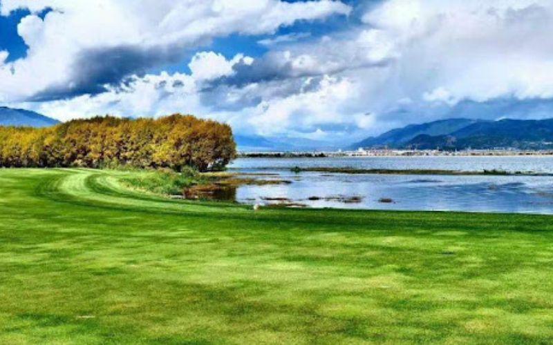 Lijiang Ancient Town Lakefront Golf Club