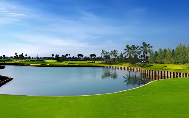 BRG Da Nang Golf Resort, one of the most beautiful golf courses in Vietnam for beginners, featuring ocean views, smooth fairways, and a relaxed layout perfect for new players.