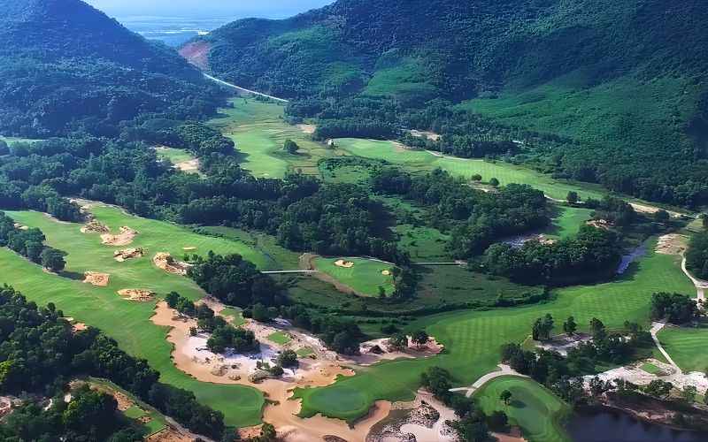 Laguna Lang Co Golf Course in Hue, one of the most scenic golf courses in Vietnam for beginners, set between mountains and the sea with a peaceful, easy-to-play design ideal for new golfers.