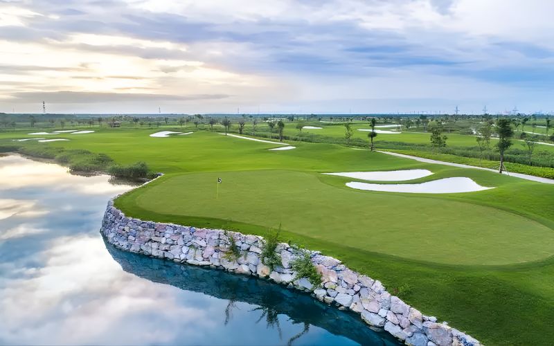 Vinpearl Golf Hai Phong, one of the scenic golf courses in Vietnam for beginners, featuring lush green fairways, coastal views, and a relaxing atmosphere for new golfers.