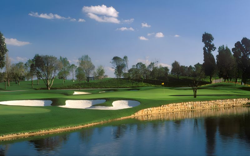 The open, airy setting and its signature lakes make Lakeview Golf Club a memorable highlight on any golf journey.