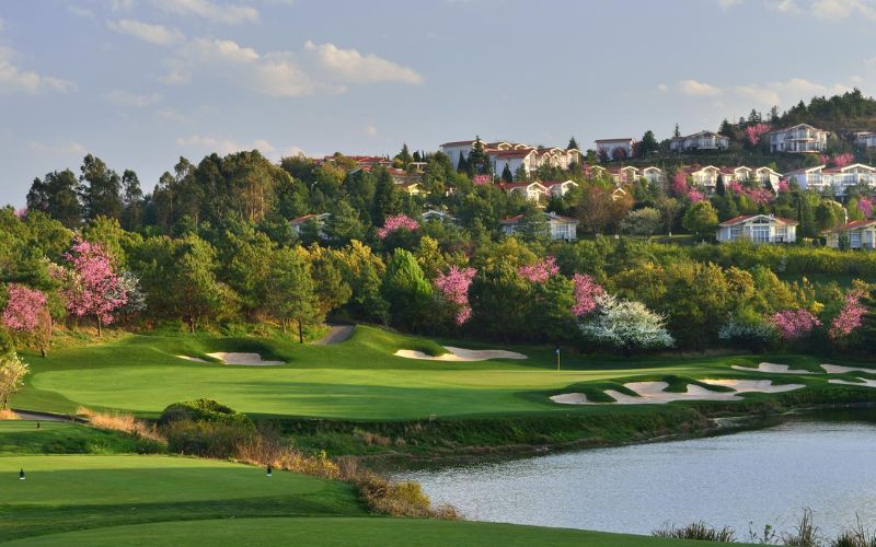 Spring City Golf & Lake Resort captivates with rolling fairways framed by vibrant seasonal blooms and sweeping views across the lake.